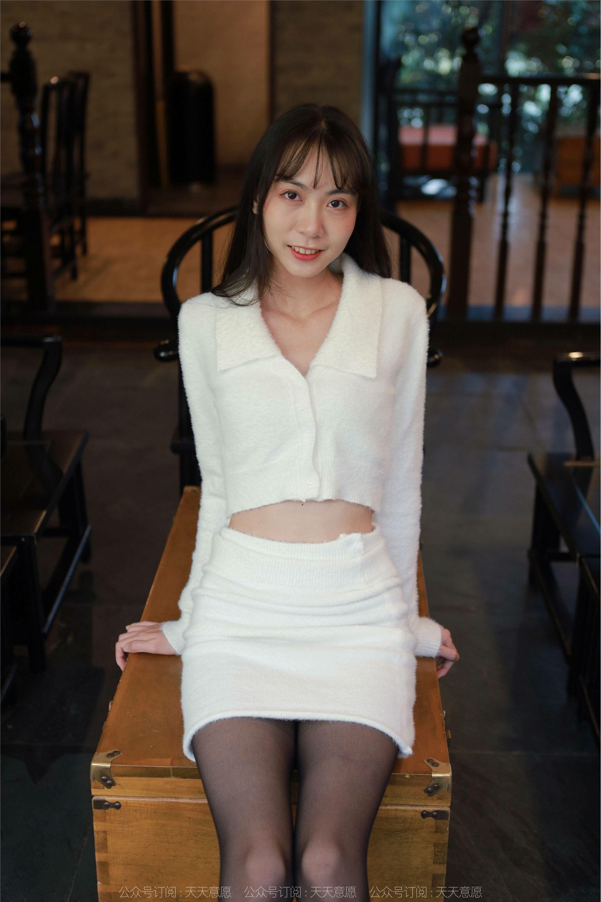 IESS异思趣向  2022.01.27 丝享家993：团团《阳光下的白裙长腿》